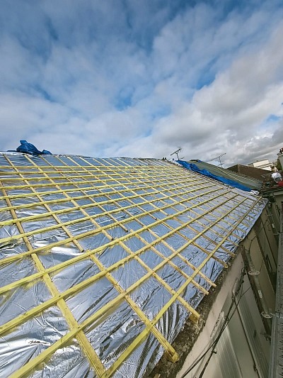 Pose d’isolation tasseaux contre lattre